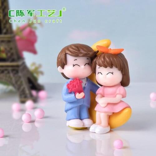 ZOCDOU 2 Pieces Cute Moon Giving Flowers Couple Small Statue Little Figurine Crafts Figure Ornament Miniatures