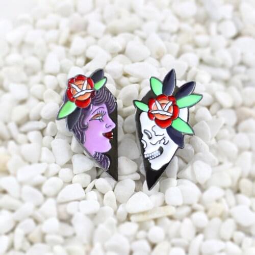 Rose Queen and Skull brooch Two pieces spliced into a heart shape A pair of people who fell in love Enamel pins Personality idea