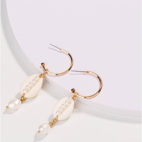 Creative characteristic fashion earrings, golden C-shaped ear hooks, pure white natural shell freshwater pearl earrings