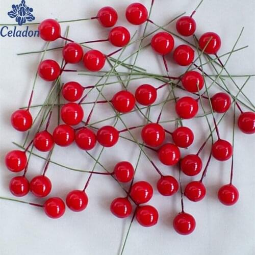 Celadon 100pcs Artificial Berry Vivid Red Holly Berry Berries Home Garland Christmas Dec New Beautiful Home Wedding Decor