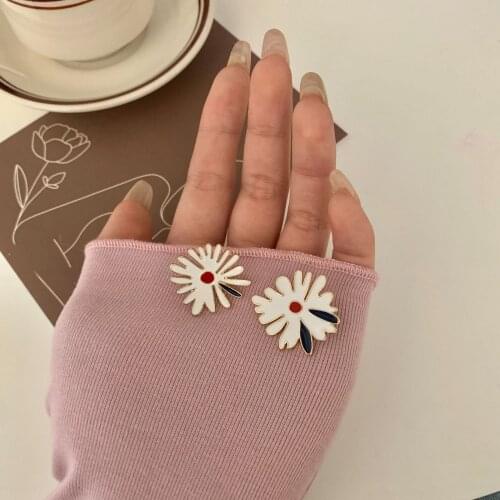 Daisy Earrings No Hole Ear Clips French Fresh Flowers Clip Earring Without Piercing Minimalist Earrings Jewelry CE3265