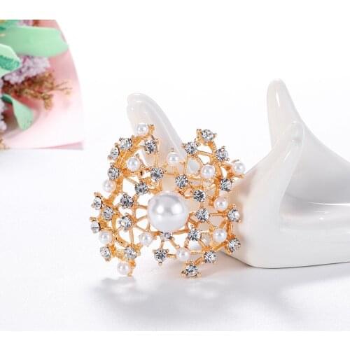 Golden Black Pearl Rhinestone Hollow Flower Brooches for Women Enamel Brooch Pins Jewelry Accessories