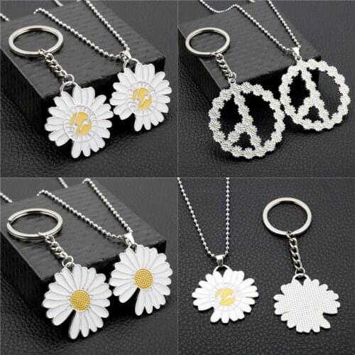GD Little Daisy Keychain Keys Hip Hop Korean DIY Metal Keyring Jewelry Bag Zinc Alloy Car Key Ring Flower Key Chains for Lovers