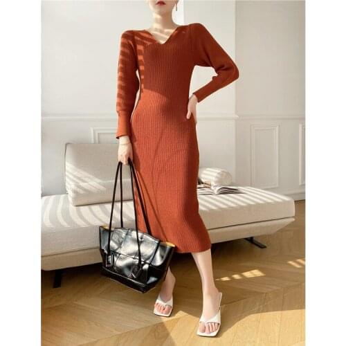[ZAYAU]2021 New V-neck Knitted Sweater Dress Hong Kong Style Retro Waist Sexy Buttocks A-line Mid Long Skirt Women
