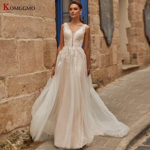 2021 New Arrival V-Neck Backless Court Train A-Line Wedding Dress Custom Made Sleeveless Embroidery Appliques Tulle Bridal Gown