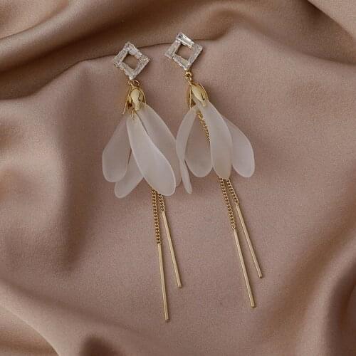 2021 Wholesale New Korean White Acrylic Petal Long Clip on Earrings for Women Accessories Earrings Fashion Jewelry