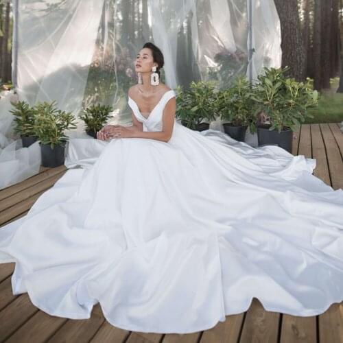 UZN Simple A-Line Satin Wedding Dress V-Neck Sleeveless Bridal Gown Pleats Brides Dress With Zipper