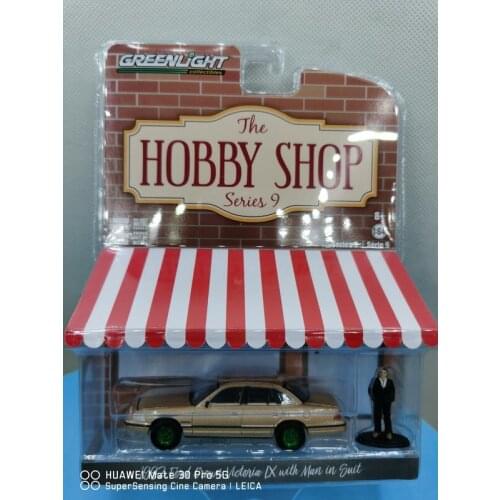 GreenLight 1:64 1992 FORD CROWN LX WITH MAN 97090-E Green version Metal Diecast Alloy toy cars Model Vehicles For Child Boy gift