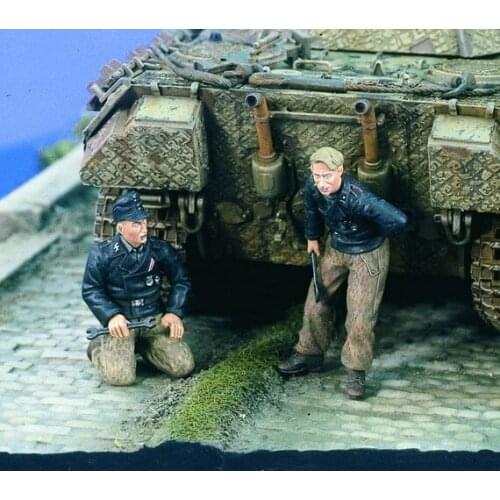 WWII German resin soldier tank maintenance soldier two-person kit model 1：35