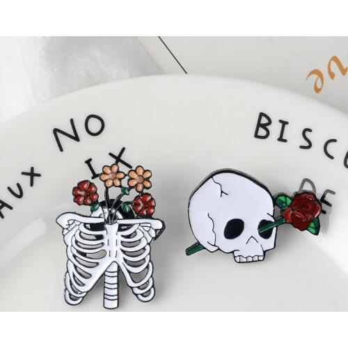 Death Love Enamel Pin Skeleton Rib cage Rose Flower badge brooch Lapel pin Shirt bag Collar Halloween Jewelry Gift for Friends