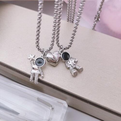 R2LE Couples Matching Spaceman Pendant Necklace Magnetic Astronaut Promise Necklace for Women Men Him Her Friendship Jewelry