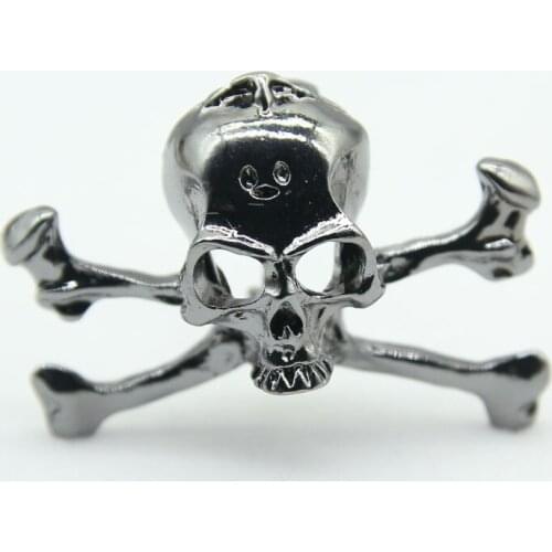 New personality punk skull brooch gun black skull paint brooch suitable for sweater stitch Halloween gifts and accessories