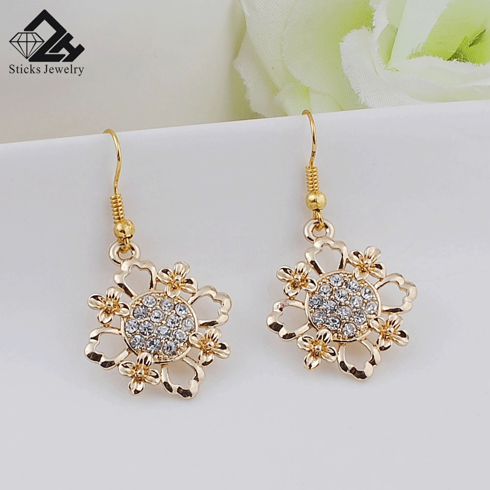 Charm Earring the Latest Bride Earrings Hollow Flower-Shaped Gold / White Crystal Earrings