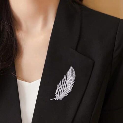 Trendy Peacock Feather Pearl Crystal Korean Suit Collar Pins and Brooches for Women Men Lapel Pin Broches Broach Jewelry