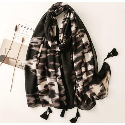 2021 Luxury Fashion Women Tassel Viscose Scarf Black Paisley Hijab Shawls and Wraps Female Foulards Echarpe Designer 180*80Cm