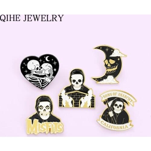 Gothic Skull Skeleton Brooches for Men Women Punk Moon Heart Enamel Lapel Pin Cartoon Badges Halloween Jewelry Gift Wholesale