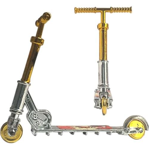 Mini Scooter Toy Plastic 2 Wheels Scooter Educational Mini Skateboard Toy, Gold Head and Silver Body