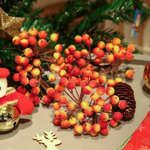 200Pcs Artificial Red Berries Holly Christmas Wreath Decorations Christmas Wreath Making Supplies, Gift DIY Decoration