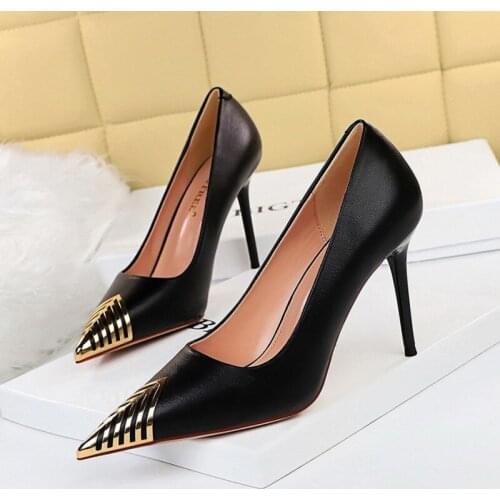 Europe and The United States Sexy Show Thin High Heels with High Heel Shallow Mouth Metal Decoration Pointed Single Shoe 628-1