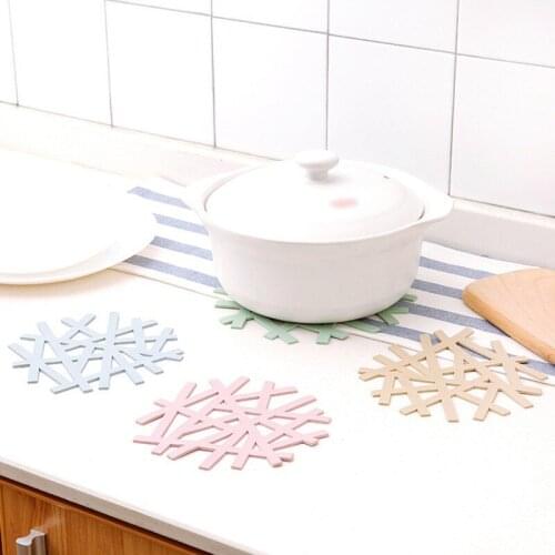 1Pcs Table Insulation Pad Heat-resistant Placemats Snowflake Shape Placemats Household Hollow Casserole Pad Anti-hot Mat