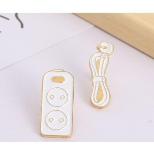 Creative White Socket Wire Connector Shape Alloy Brooch Tide Fashion Backpack Badge Personality All-match Clothing Accessories