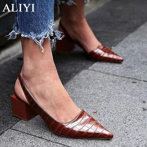 Womens Retro Pumps 2021 Summer New Elegant Pointed Toe Ladies Office Party Wedding Shoes 35-43 Large-Sized Low Heel Sandals