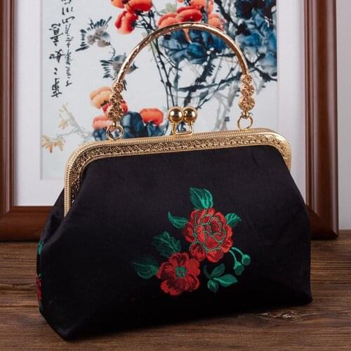 2021 Fashion Dropshipping Flower Party Frame Floral Plum Winter Velvet Embroidery Red Golden Wrist Bag Totes Tassel Handbag