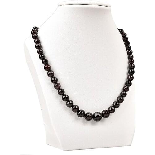 Natural Polish under the Shine of Pure Black Natural Garnet Necklace A rich sense of color