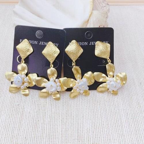 2020 New Fashion gold Flower Earring Gold wire handmade Stereoscopic Pearl Woman Earring Wholesale earring Gift 3pairs