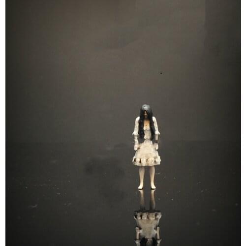 1:64 Resin Horror Movie Zhenzi With TV Decoration Collection Ornaments Scene Layout Die Casting Diorama Product Model Miniature