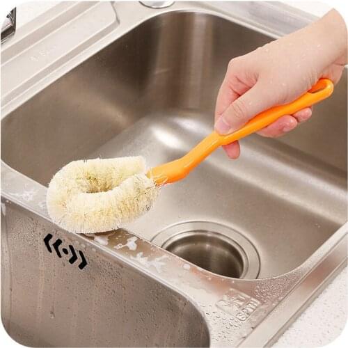 Brush the kitchen with a long handle cleaning brush that does not touch oil and dirt and scrubbing the dishes scrubbing brush