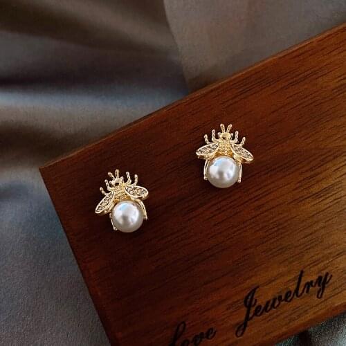 Simple Luxury Pearl Womens Earrings Fashion Design Sense Bee Insect Earrings Korean Womens Jewelry Sexy Unusual Earrings