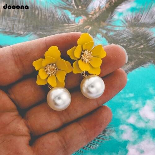 Docona New Fashion Pearl Flowers Stud Earring for Women Korean Style Yellow Petal Geometry Alloy Metal Lady Jewelry кольца 8071
