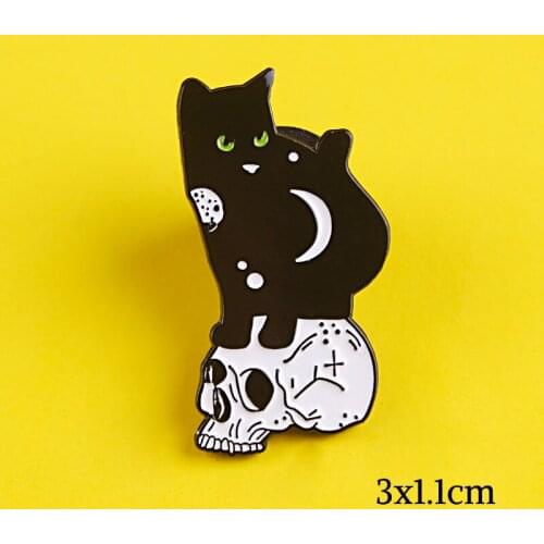 Cat Pins Black Cat Standing on the Punk Skull Brooches Badges Skeleton Pin Halloween Jewelry Lapel Pins For Women Jean Jacket