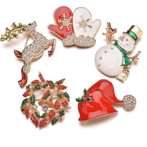 2018 New Christmas Decorations Cartoon Pins Clothing Santa Snowman Brooch Female Brooch New Year Gift