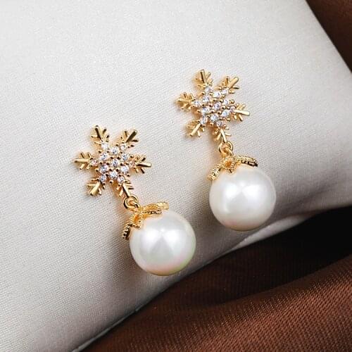 LADYCHIC Trendy Gold Silver Color Winter Snowflake Exquisite Stud Earrings for Women Romantic Christmas Accessories Gift LE1445