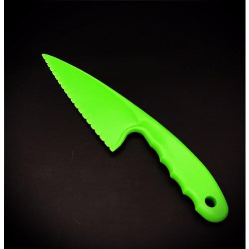 Lightweight simple plastic cake knife