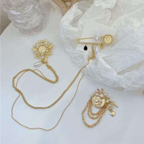 Fashion Brooches for Women Retro Palace Pin Long Metal Chain Tassel Luxury Jewelry Flash Pearl Badge Clothing Corsage Girl Gifts