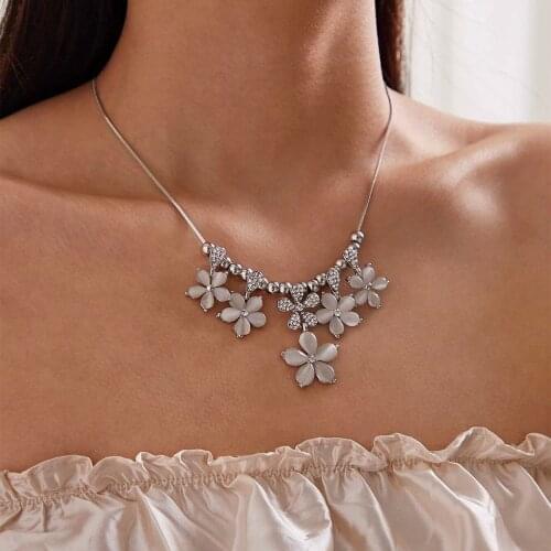 Fashion casual women big five-leaf flower crystal necklace pearl necklace Ladys pendant necklace Bohemian style exaggerated