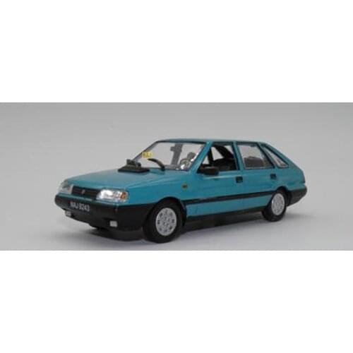 Diecast 1:43 Scale IST Polonez Caro Alloy Car Model Collection Souvenir Ornaments Display Vehicle Toys Gift