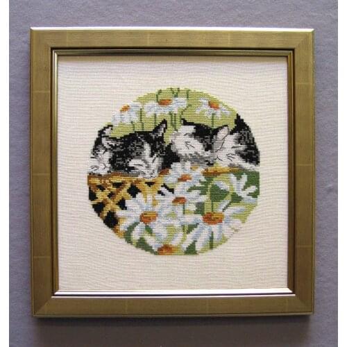 A kitten resting in a flower 28-28 Cross Stitch Set Chinese Cross-stitch Kit Embroidery Needlework Craft Packages Fabric Floss