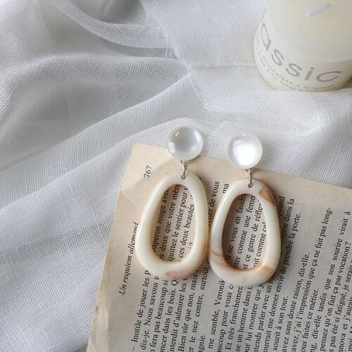 Ins style niche temperament simple retro exaggerated wild hollow oval acetate earrings ear clips fashionable sexy glamour women