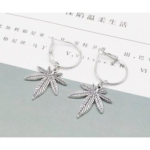 Fashion maple leaf earrings, hemp leaf pendant earrings, men and women punk charm leaf earrings gift jewelry accessories