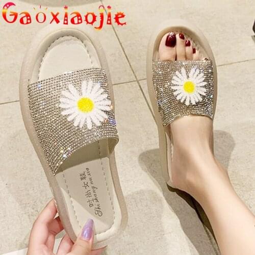 Net Red Daisy Rhinestone Word Slippers Women 2020 Fashion Flat Bottom Round Head Lazy Sandals Soft Bottom Non-slip Ladies Slides