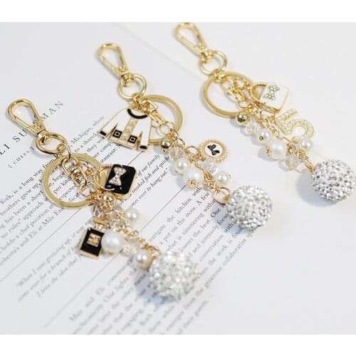 2021 Imitated Pearl Perfume Gold Color Letter Alphabet Keychain For Women Key Chains Ring Bag Pendent AirPods Accessories D853