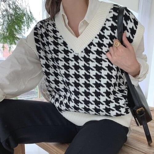 Fashion Houndstooth Sweater Vest Woman Loose V-Neck Sleeveless Sweater Autumn Women Simple Knitted Winter Womens Sweaters 2021