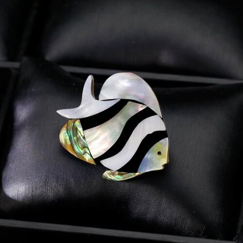 Black White Striated Fish Brooch Natural Shell Jewelry Brooches for Women Children Marine Animal Pins Accessories Gifts