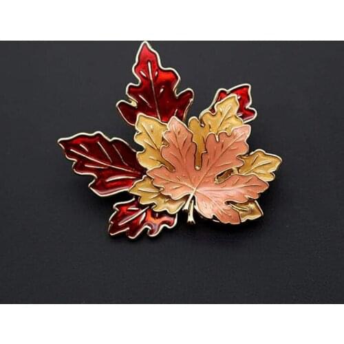 XM012 Simple Retro Drop oil Maple Leaves Leaf Metal Brooch Pin For Women Popular Christmas Accessories Wholesale