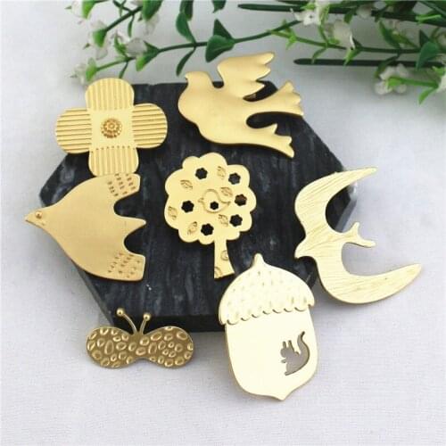 HOSENG Gold Color Bird Horse Rabbit Flowers Mushroom Cartoon Badge Elegant Party Shirt Lapel Art Alloy Brooch Gift HS_649