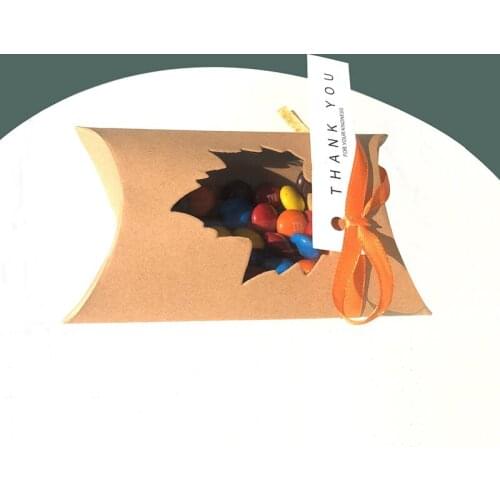50pcs Kraft Paper Pillow Favor Candy Box Maple Leaf Wedding Favor Gift Boxes WIth Ribbon Thanksgiving Christmas Party Decoration